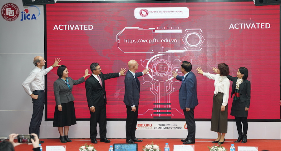 Các đại biểu thực hiện nghi lễ Lễ ra mắt website Chương trình FTU WTO Chair: https://wcp.ftu.edu.vn.