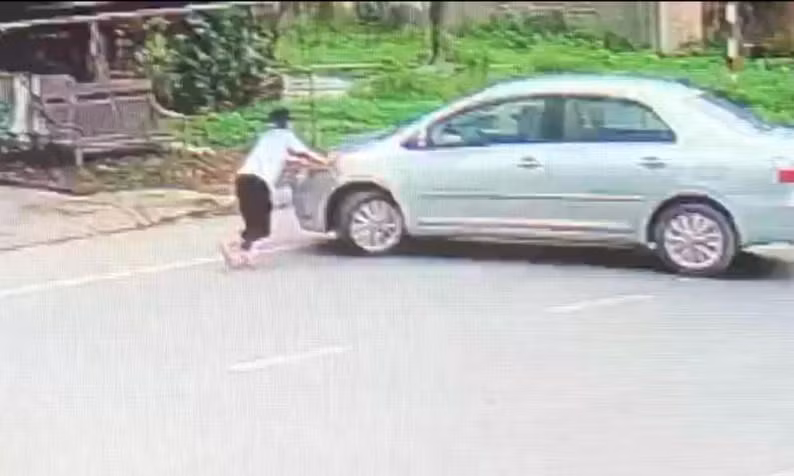 Phát hiện khách mua bia không trả tiền, cháu bé chặn đầu xe thì bị đối tượng tông thẳng vào người. (Ảnh cắt từ clip)