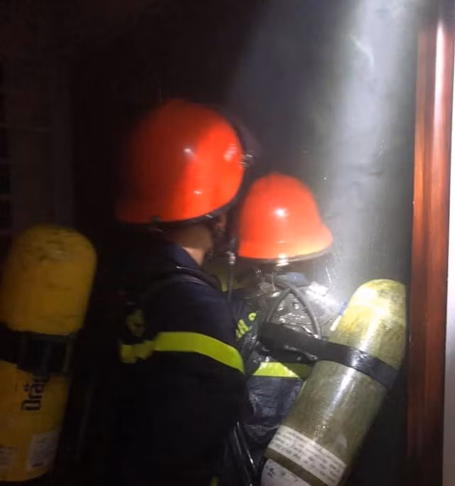 Nhận được tin báo, Lực lượng PCCCC &amp; CNCH đã kịp thời có mặt để dập tắt đám cháy