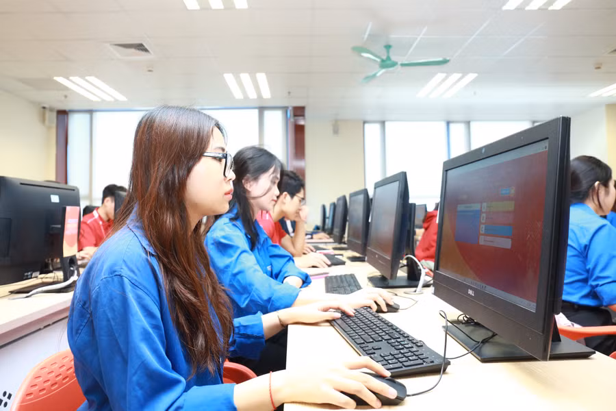 Ngay sau lễ khai mạc, 450 đoàn viên, sinh viên có mặt tại Hội trường Trường Đại học Kinh tế Quốc dân (Hà Nội) và trên 60.000 sinh viên của 67 tỉnh, thành đoàn, đoàn trực thuộc cùng tham gia thi hưởng ứng Hội thi.