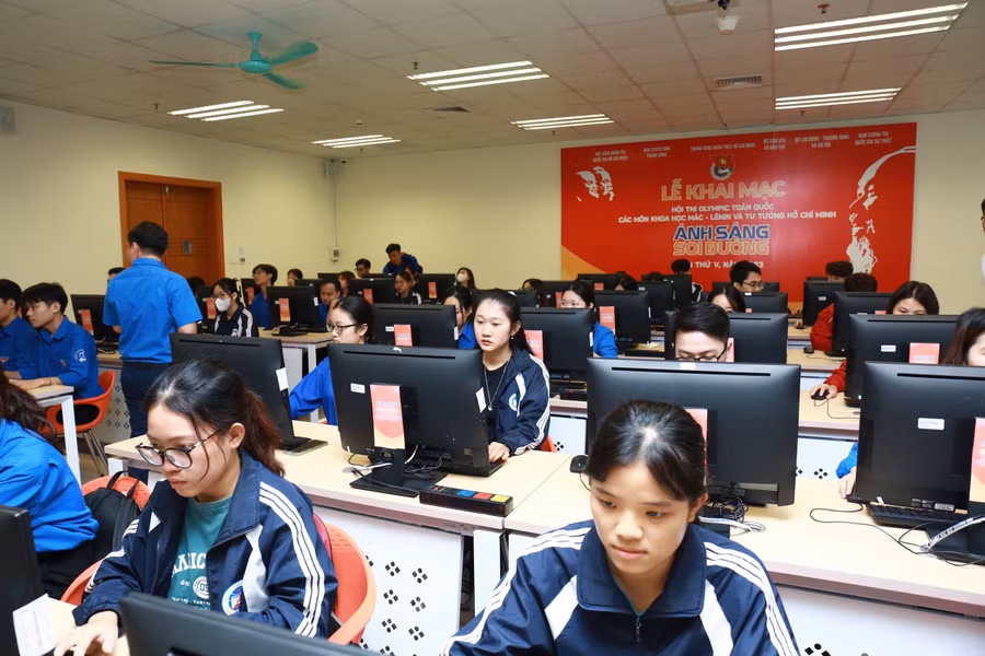 Ngay sau lễ khai mạc, 450 đoàn viên, sinh viên có mặt tại Hội trường Trường Đại học Kinh tế Quốc dân (Hà Nội) và trên 60.000 sinh viên của 67 tỉnh, thành đoàn, đoàn trực thuộc cùng tham gia thi hưởng ứng Hội thi.