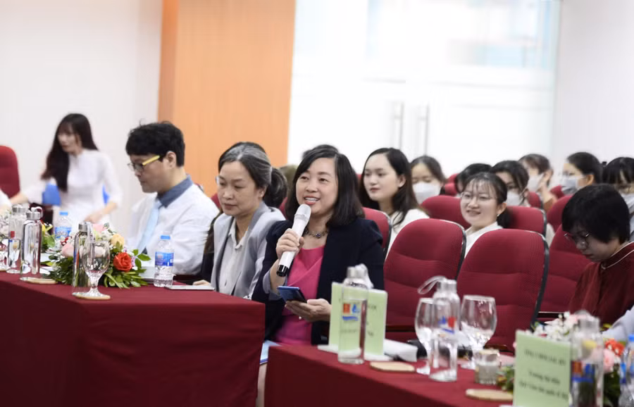 Hội thảo cũng là cơ hội để các thầy cô đến từ các cơ sở đào tạo tiếng Hàn có thể chia sẻ kinh nghiệm giảng dạy.