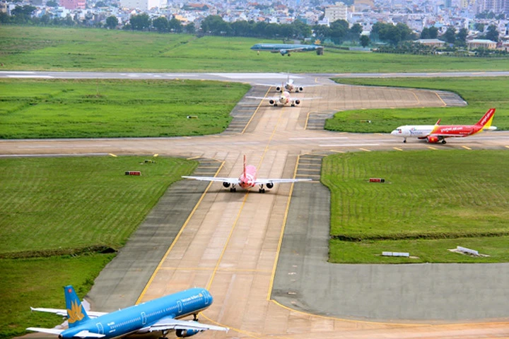 Hàng chục chuyến bay cất cánh mỗi ngày nối hai đầu đất nước - Ảnh: Hoài Thu