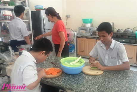 Lớp học vào đời của trẻ em khiếm thị, đa tật - Ảnh 2 Lop hoc vao doi cua tre em khiem thi, da tat - Anh 2
