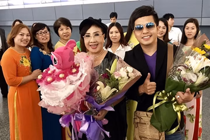 Nghệ sĩ Lệ Thủy cùng con trai Dương Đình Trí sang Đài Loan lưu diễn