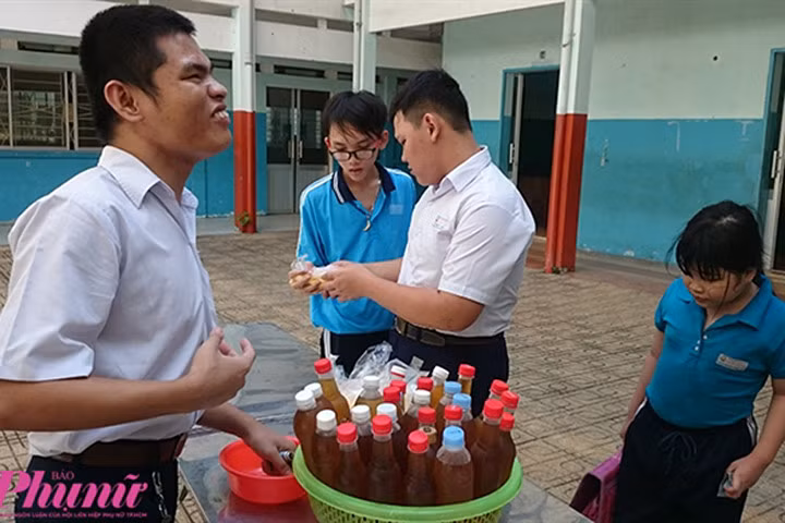 Lớp học vào đời của trẻ em khiếm thị, đa tật