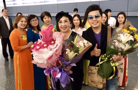 Nghe si Le Thuy cung con trai Duong Dinh Tri sang Dai Loan luu dien - Anh 2