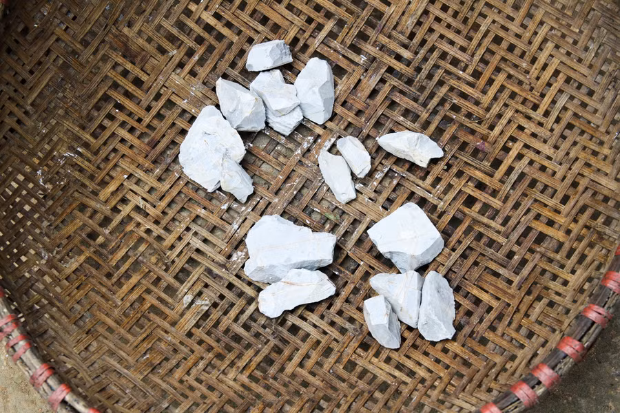 Sau đó lại phải cạo bỏ và làm thật sạch những lớp đất màu bẩn bám trên ngói.