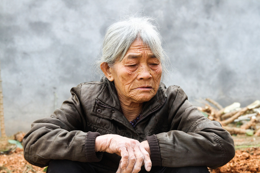 Ở huyện Lập Thạch (tỉnh Vĩnh Phúc), cách đây từ lâu, người dân có tục ăn đất. Đây được xem như một tục lệ rất độc đáo của người dân nơi đây. Năm tháng qua đi, tục ăn đất dần mai một. Theo người dân, cho đến bây giờ, ở Lập Thạch chỉ còn duy nhất một bà lão vẫn nắm giữ được những bí quyết chế biến thức quà vặt đặc biệt này. Đó là bà Khổng Thị Biện (83 tuổi, trú tại tổ dân phố Thống Nhất, thị trấn Lập Thạch). Ở huyện Lập Thạch (tỉnh Vĩnh Phúc), cách đây từ lâu, người dân có tục ăn đất. Đây được xem như một tục lệ rất độc đáo của người dân nơi đây. Năm tháng qua đi, tục ăn đất dần mai một. Theo người dân, cho đến bây giờ, ở Lập Thạch chỉ còn duy nhất một bà lão vẫn nắm giữ được những bí quyết chế biến thức quà vặt đặc biệt này. Đó là bà Khổng Thị Biện (83 tuổi, trú tại tổ dân phố Thống Nhất, thị trấn Lập Thạch).