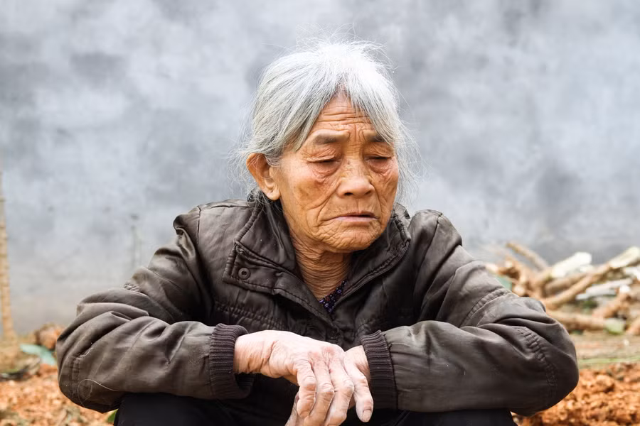 Ở huyện Lập Thạch (tỉnh Vĩnh Phúc), cách đây từ lâu, người dân có tục ăn đất. Đây được xem như một tục lệ rất độc đáo của người dân nơi đây. Năm tháng qua đi, tục ăn đất dần mai một. Theo người dân, cho đến bây giờ, ở Lập Thạch chỉ còn duy nhất một bà lão vẫn nắm giữ được những bí quyết chế biến thức quà vặt đặc biệt này. Đó là bà Khổng Thị Biện (83 tuổi, trú tại tổ dân phố Thống Nhất, thị trấn Lập Thạch).