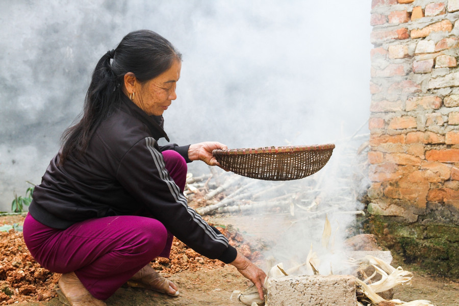 Ngói sau khi được làm sạch sẽ được đem đi hun. Theo bà Biện, đây là công đoạn quan trọng nhất trong khâu "chế biến" để từng miếng ngói có màu sắc và mùi vị đặc trưng. Ngói sau khi được làm sạch sẽ được đem đi hun. Theo bà Biện, đây là công đoạn quan trọng nhất trong khâu "chế biến" để từng miếng ngói có màu sắc và mùi vị đặc trưng.