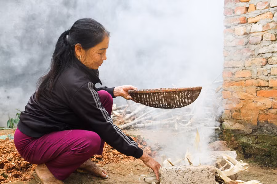Ngói sau khi được làm sạch sẽ được đem đi hun. Theo bà Biện, đây là công đoạn quan trọng nhất trong khâu "chế biến" để từng miếng ngói có màu sắc và mùi vị đặc trưng.