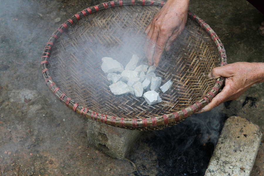 Trong quá trình hun, người làm cần dùng tay xoa đều để mẻ ngói có màu vàng đẹp và mùi thơm đặc trưng. Nếu muốn ngói có đậm mùi khói thì không để lửa cháy to mà chỉ để cho khói bay lên. Trong quá trình hun, người làm cần dùng tay xoa đều để mẻ ngói có màu vàng đẹp và mùi thơm đặc trưng. Nếu muốn ngói có đậm mùi khói thì không để lửa cháy to mà chỉ để cho khói bay lên.