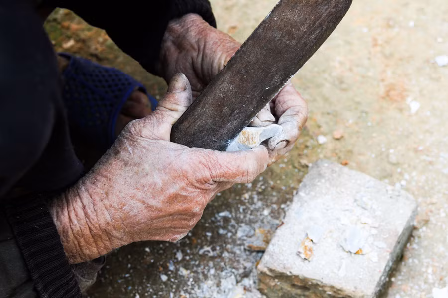 Cụ bà hơn 80 năm ăn đất, biến đất thành bánh kẹo bán với giá 100 nghìn một cân ảnh 7