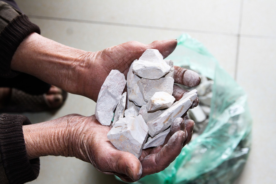 Bà Biện bảo, trước đây, kinh tế khó khăn, người ta ăn ngói nhiều, có người ăn để quên đi cái đói dần rồi thành nghiện. Giờ đây, cuộc sống không còn khó khăn để mức phải ăn ngói nữa nhưng nhiều người vẫn xem đây là một thức quà ăn vặt ngon. Nhiều người còn đặt bà chế biến để lấy thành phẩm về nghiên cứu. Bà Biện bảo, trước đây, kinh tế khó khăn, người ta ăn ngói nhiều, có người ăn để quên đi cái đói dần rồi thành nghiện. Giờ đây, cuộc sống không còn khó khăn để mức phải ăn ngói nữa nhưng nhiều người vẫn xem đây là một thức quà ăn vặt ngon. Nhiều người còn đặt bà chế biến để lấy thành phẩm về nghiên cứu.