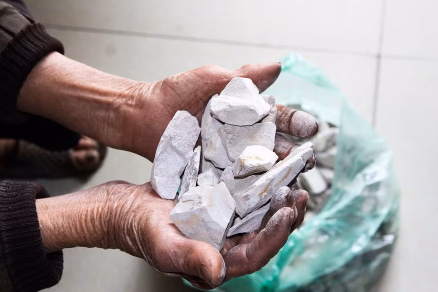 Bà Biện bảo, trước đây, kinh tế khó khăn, người ta ăn ngói nhiều, có người ăn để quên đi cái đói dần rồi thành nghiện. Giờ đây, cuộc sống không còn khó khăn để mức phải ăn ngói nữa nhưng nhiều người vẫn xem đây là một thức quà ăn vặt ngon. Nhiều người còn đặt bà chế biến để lấy thành phẩm về nghiên cứu.