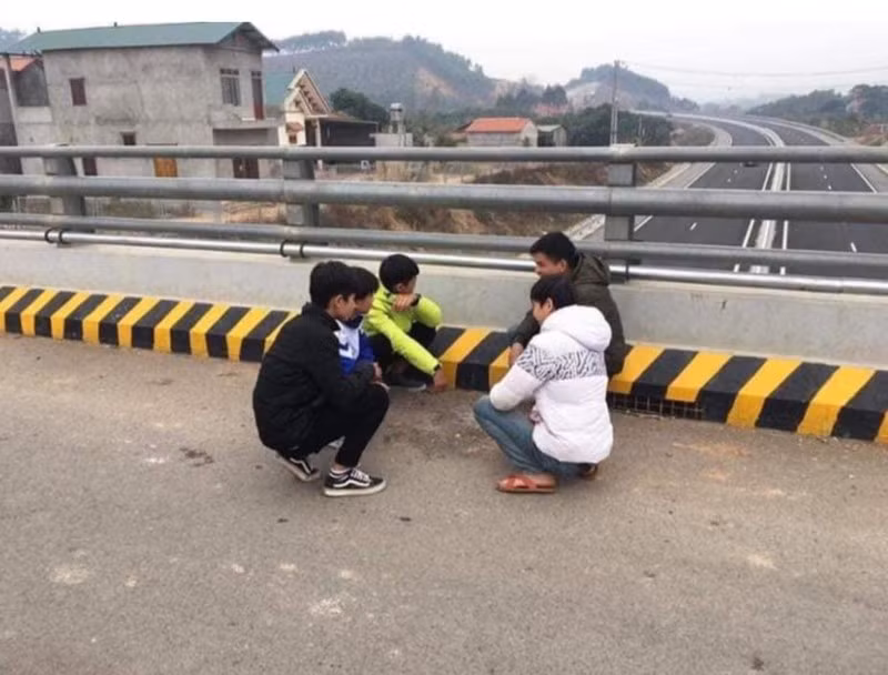 Nhóm thanh thiếu niên có hành vi ném đá làm hư hỏng phương tiện giao thông.