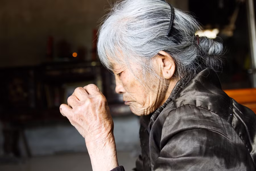 Theo bà Biện, ở địa phương, người ta gọi loại đất có thể ăn được là ngói. Cùng một loại ngói nhưng để ra được thành phẩm ngon, đẹp mắt hay không còn phụ thuộc rất nhiều vào bàn tay của người chế biến.