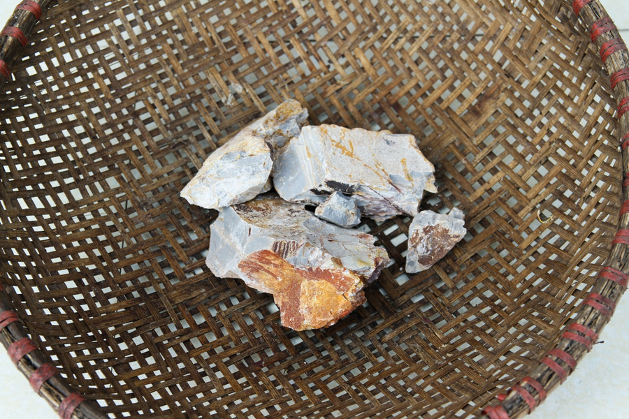 Ngói được đào lên có dạng cục. Nhìn bề ngoài sẽ rất giống với cục đá nhưng lại không cứng như đá. Sau khi đẽo gọt lớp bẩn bám bên ngoài, người ta có thể ăn sống mà không cần qua chế biến. "Ngói có vị bùi giống như ta ăn bánh khảo, củ ấu", bà Biện cho biết. Ngói được đào lên có dạng cục. Nhìn bề ngoài sẽ rất giống với cục đá nhưng lại không cứng như đá. Sau khi đẽo gọt lớp bẩn bám bên ngoài, người ta có thể ăn sống mà không cần qua chế biến. "Ngói có vị bùi giống như ta ăn bánh khảo, củ ấu", bà Biện cho biết.