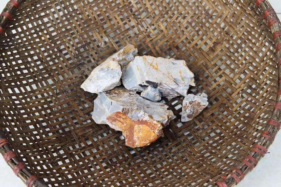 Ngói được đào lên có dạng cục. Nhìn bề ngoài sẽ rất giống với cục đá nhưng lại không cứng như đá. Sau khi đẽo gọt lớp bẩn bám bên ngoài, người ta có thể ăn sống mà không cần qua chế biến. "Ngói có vị bùi giống như ta ăn bánh khảo, củ ấu", bà Biện cho biết.