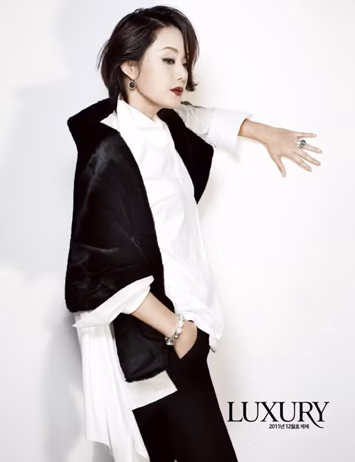 Jang Mi Hee trẻ đẹp ở tuổi 54 ảnh 4