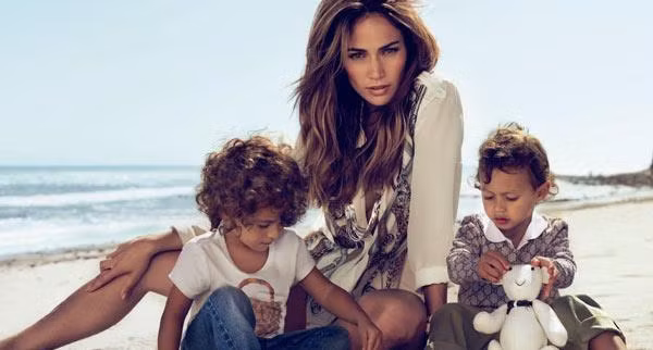 Sau khi chia tay Marc Anthony, chỉ còn cặp song sinh 3 tuổi là điều duy nhất liên quan đến anh mà Jen giữ lại