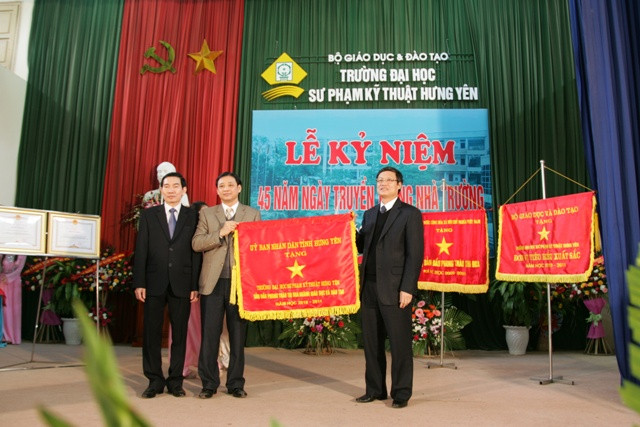 Lãnh đạo UBND tỉnh Hưng Yên trao cờ thi đua đơn vị dẫn đầu tỉnh cho nhà trường