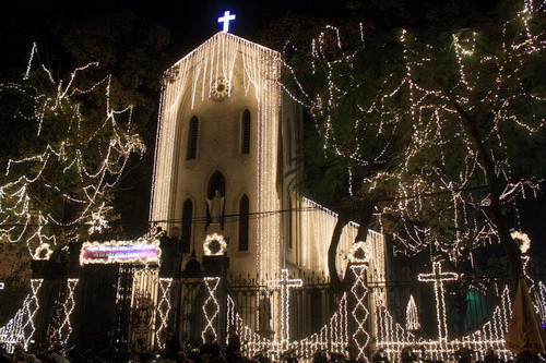 Nhà thờ Hàm Long lung linh ánh đèn. Ảnh, gdtd.vn