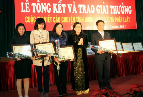 Bà Hồ Thị Lam Trà trao tặng giải Ba cho 4 tác giả. Ảnh, gdtd.vn