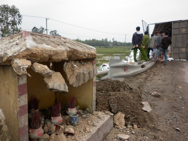 Xe mất tay lái tông vào miếu bên cầu…