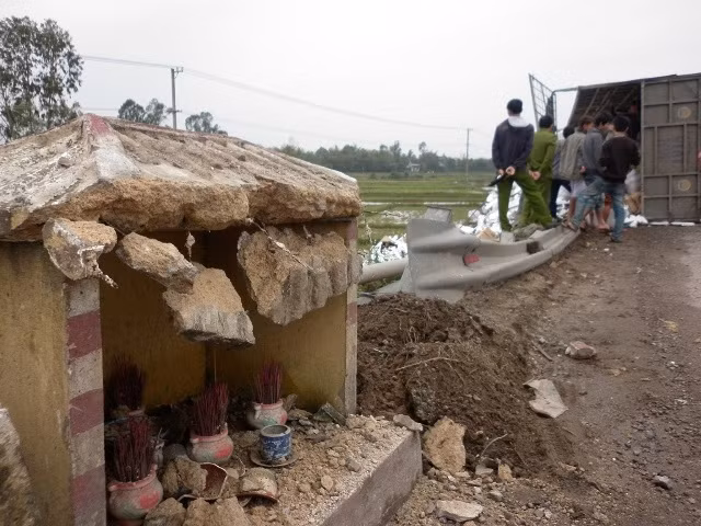 Xe mất tay lái tông vào miếu bên cầu…