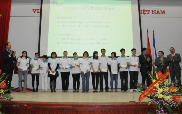 Xây dựng trường ĐH Khoa học và Công nghệ theo tiêu chuẩn quốc tế ảnh 1 Thứ trưởng Bộ GD&ĐT Bùi Văn Ga cùng lãnh đạo nhà trường trao phần thưởng cho những sinh viên xuất sắc tại lễ khai giảng. Ảnh: gdtd.vn