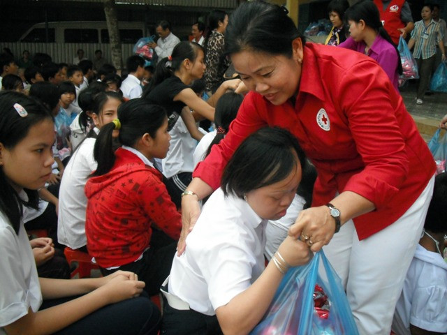 Sóc Trăng: Trao quà Tết cho HS trường nuôi dạy trẻ khuyết tật