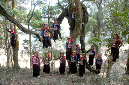 Người Hà Nhì ra đầu bản đón khách