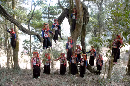 Người Hà Nhì ra đầu bản đón khách