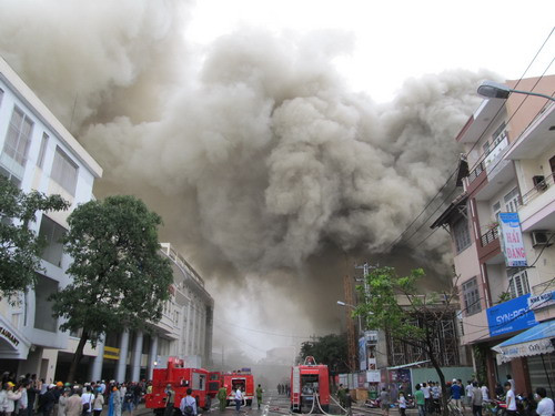 Rất nhiều người dân hiếu kỳ đứng xem lực lượng PCCC dập lửa