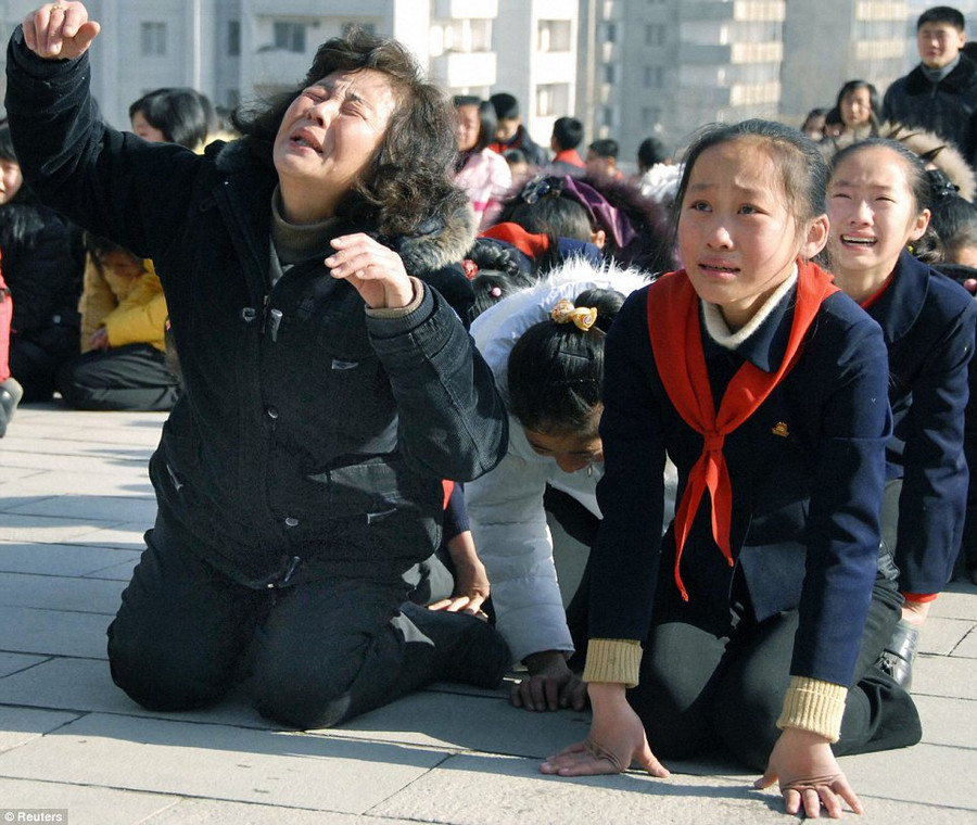 Pyongyang residents weep as they are told that their leader Kim Jong Il has died Read more: http://www.dailymail.co.uk/news/article-2075987/Kim-Jong-Il-dead-North-Korea-leader-dies-heart-attack-69.html#ixzz1gzXpdbzY