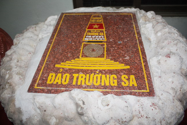 Hình ảnh cột mốc Đảo Trường Sa được Binh chủng Hải Quân rước về đền Đô (Ảnh: gdtd.vn)