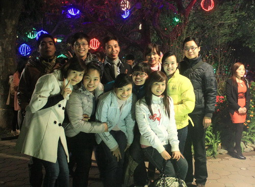 Các bạn trẻ chụp hình lưu niệm tại lễ hội đêm khai mạc. Ảnh, gdtd.vn