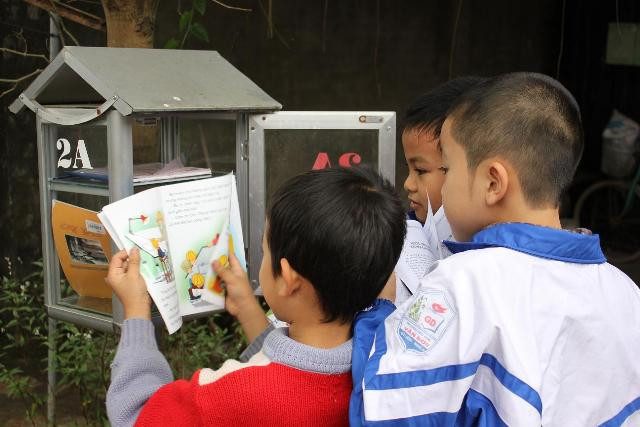 Thư viện di động khơi dậy niềm đam mê đọc sách ảnh 4 Học sinh ở Trường TH Văn Sơn với tủ sách trong