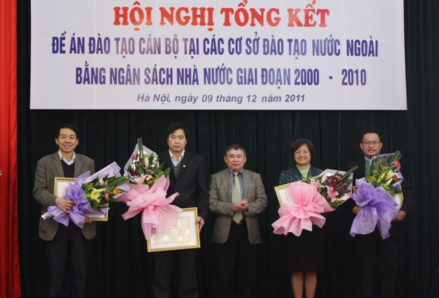 Thứ trưởng Bùi Văn Ga trao bằng khen của Bộ trưởng Bộ GD&ĐT cho các tập thể có đóng góp xuất sắc trong việc thực hiện đề án. Ảnh: gdtd.vn