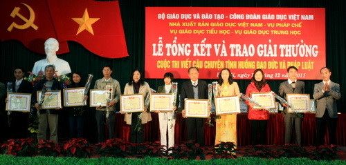 17 tập thể nhà trường được Công đoàn GDVN trao tặng bằng khen. Ảnh, gdtd.vn