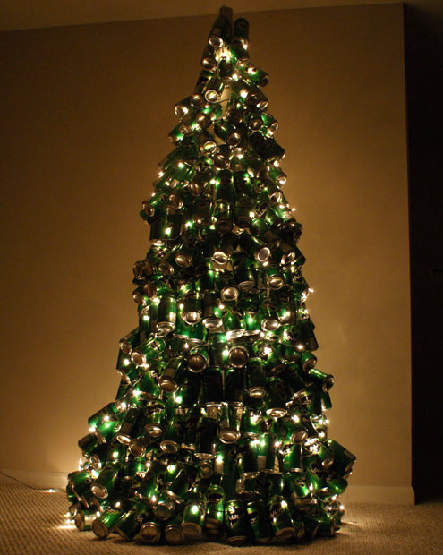 Cây thông Noel được làm từ 400 hộp nước uống tăng lực ở Mỹ This Christmas tree made from 400 drink cans was created by two friends with an addiction for fizzy soda. Phillip Lanclos, 22, from Lafayette, Louisiana, hit on a festive idea after collecting over 3,000 cans of energy drink. He roped in his pal Jason Lantier, 22, to construct the fake fir tree.