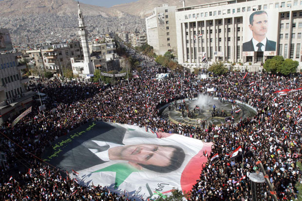 Những hình ảnh ấn tượng trong tuần ảnh 3 A giant portrait of embattled Syrian President Bashar al-Assad is carried in a sea of thousands of Syrian demonstrators in the capital Damascus
