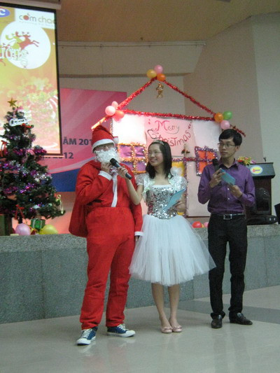 Công chúa Tuyết phỏng vấn nhanh Ông già Noel trước giờ “xuất hành” để tặng quà cho các em nhỏ tại Viện