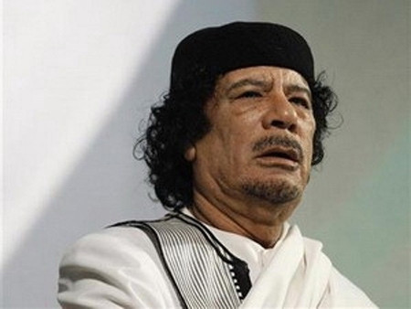 5. Sự sụp đổ của ông Gaddafi. Sự cai trị kéo dài 4 thập kỷ của ông Gaddafi tại quốc gia bắc Phi nhiều dầu mỏ đã chấm dứt ngày 20.10.2011, tuy nhiên nhiều tháng trước khi ông Gaddafi chết là những cuộc giao tranh đẫm máu. Đầu tháng 3, những cuộc nổi dậy do cuộc cách mạng hoa nhài khởi xướng tại nước láng giềng Ai Cập và Tunisia đã lớn mạnh thành một cuộc nội chiến tại Libya. Trước tình hình này, Liên hợp quốc đã áp dụng nghị quyết để can thiệp. Các hoạt động tấn công của Nato đã bắt đầu từ tháng 4. Cuối cuộc giao tranh, ước tính có từ 20.000 tới 40.000 người Libya thiệt mạng, hàng trăm ngàn người phải đi tị nạn. Ngày 20.10 ông Gaddafi đã bị lực lượng biểu tình bắt và giết, thi thể ông đã được trưng bày tại một kho lạnh của một siêu thị tại Misratah trước khi được đem chôn.