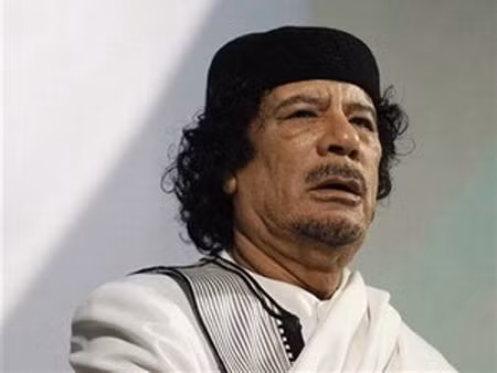 5. Sự sụp đổ của ông Gaddafi. Sự cai trị kéo dài 4 thập kỷ của ông Gaddafi tại quốc gia bắc Phi nhiều dầu mỏ đã chấm dứt ngày 20.10.2011, tuy nhiên nhiều tháng trước khi ông Gaddafi chết là những cuộc giao tranh đẫm máu. Đầu tháng 3, những cuộc nổi dậy do cuộc cách mạng hoa nhài khởi xướng tại nước láng giềng Ai Cập và Tunisia đã lớn mạnh thành một cuộc nội chiến tại Libya. Trước tình hình này, Liên hợp quốc đã áp dụng nghị quyết để can thiệp. Các hoạt động tấn công của Nato đã bắt đầu từ tháng 4. Cuối cuộc giao tranh, ước tính có từ 20.000 tới 40.000 người Libya thiệt mạng, hàng trăm ngàn người phải đi tị nạn. Ngày 20.10 ông Gaddafi đã bị lực lượng biểu tình bắt và giết, thi thể ông đã được trưng bày tại một kho lạnh của một siêu thị tại Misratah trước khi được đem chôn.