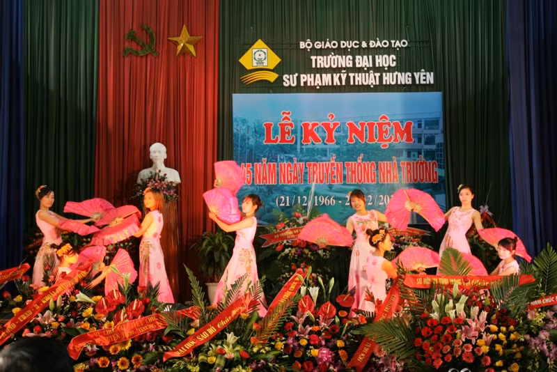 Tiết mục múa chào mừng của sinh viên nhà trường 