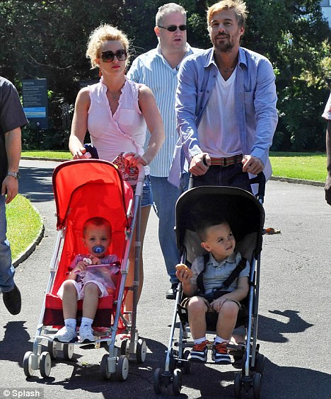 Kevin Federline chúc mừng vợ cũ ảnh 2 Brit cùng Jason chăm hai con, trông họ như một gia đình thực sự hạnh phúc