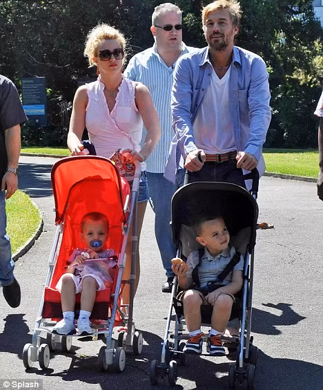 Brit cùng Jason chăm hai con, trông họ như một gia đình thực sự hạnh phúc